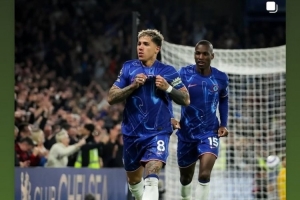 九游体育app-全场最佳！恩佐社媒晒展示队徽庆祝照片：伦敦是蓝色的