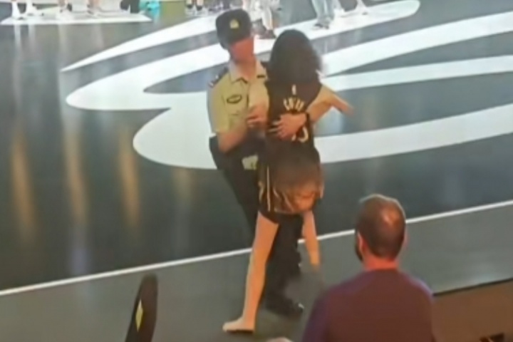 九游体育官网-真疯狂！库里中国行重庆站：一女球迷赤脚试图冲进场被安保拦下来