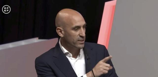 九游体育官网-西足协主席拒绝被宣布的辞职，自曝接吻全过程