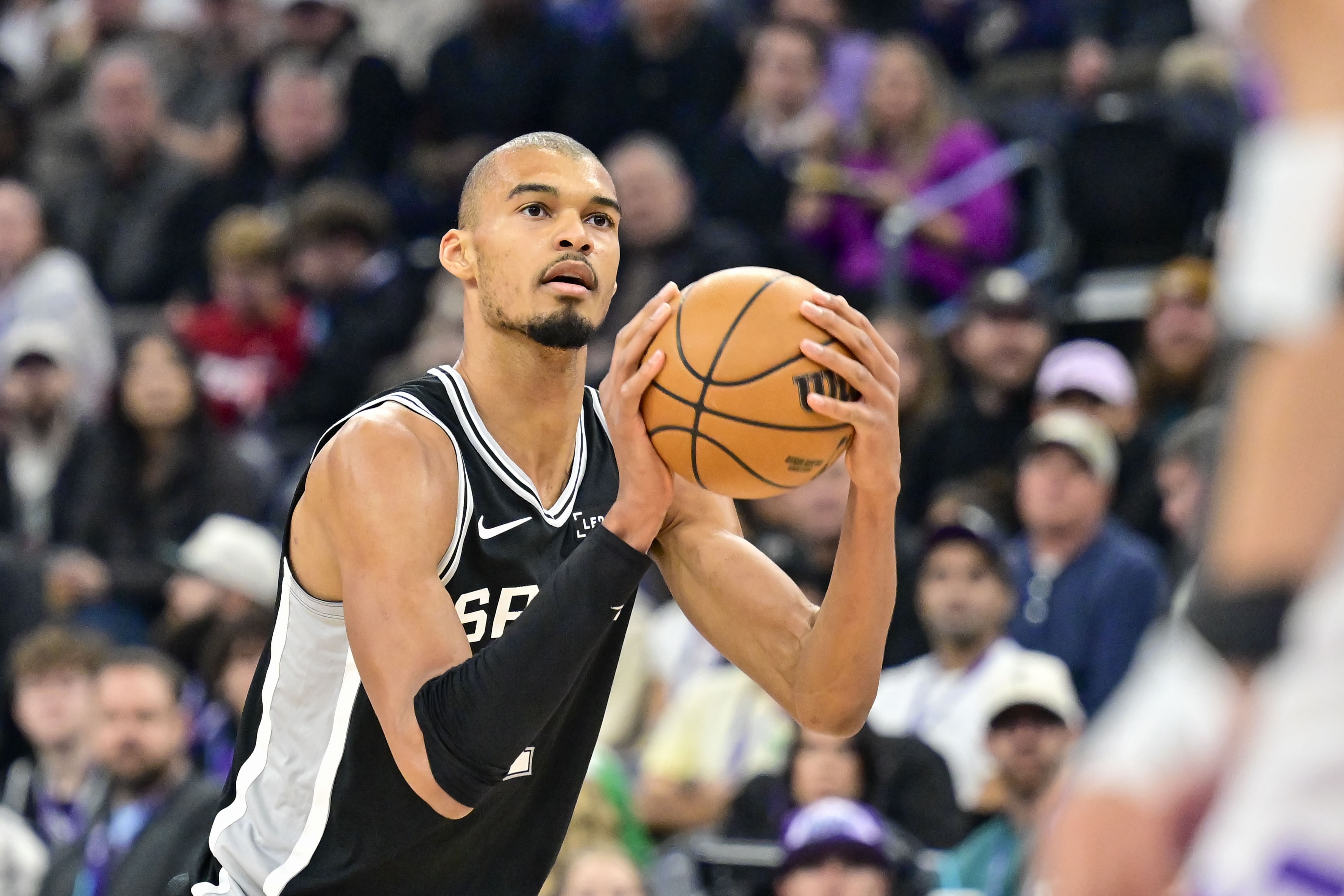 九游体育-锡安：文班是精英级别防守者 当冲击篮下时必须做出正确的决定