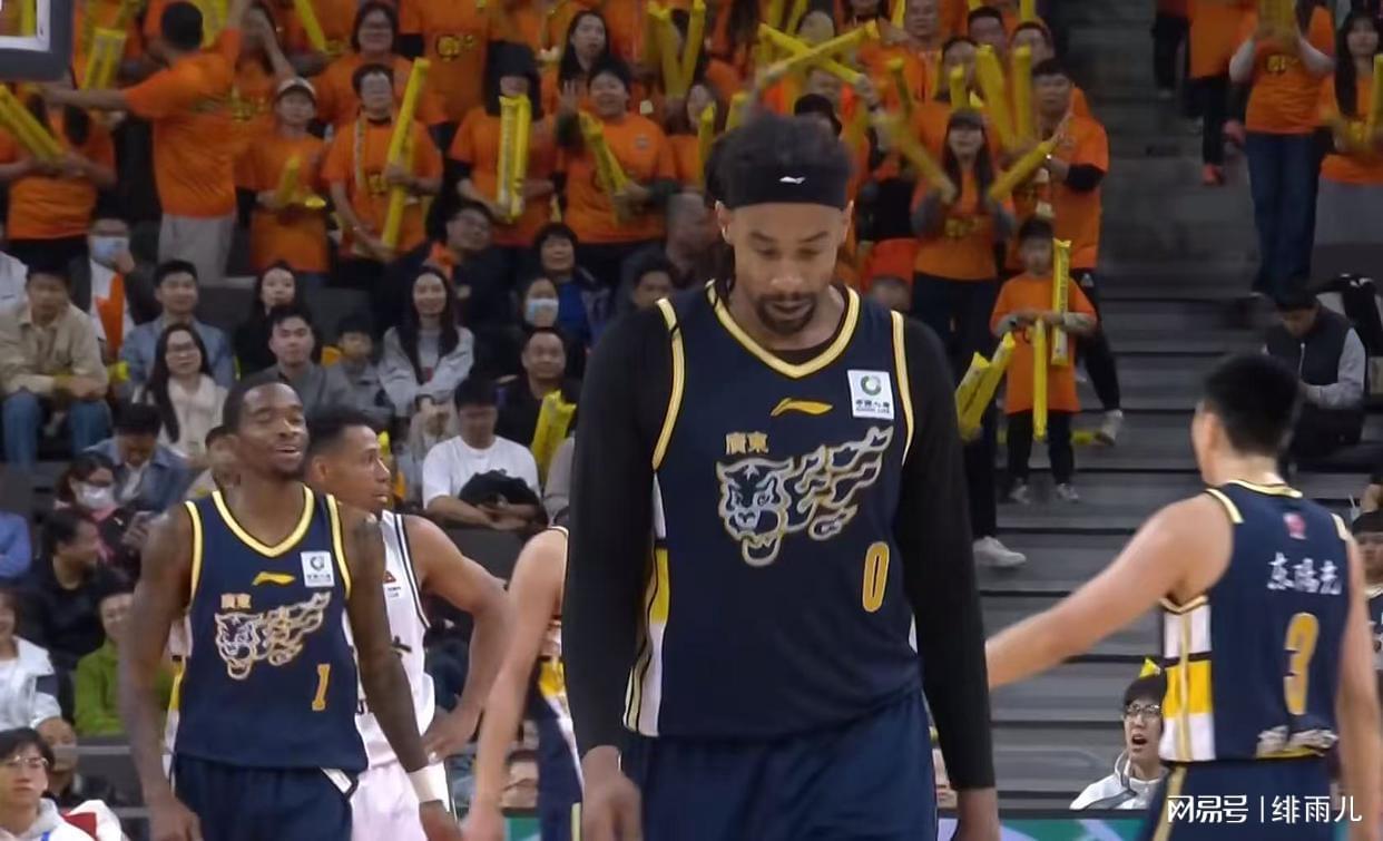 九游体育-貌合神离？萨林杰庆生惨遭区别对待，或被广东队彻底放弃！